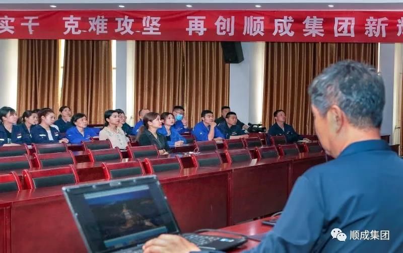 河南环亚集团集团举行通讯员摄影手艺培训班